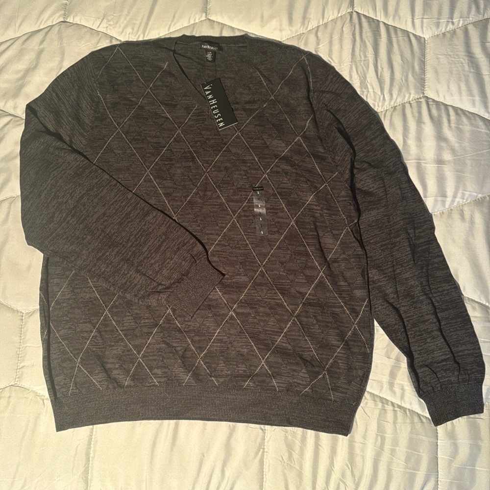 Men’s size large VanHeusen sweater. NWT